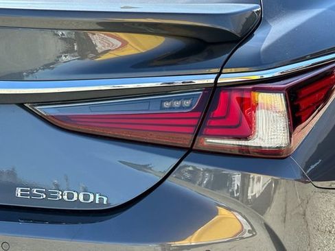 Used 2025 Lexus ES 300h w/ Premium Package FWD image 33