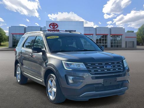 Used 2016 Ford Explorer XLT w/ Equipment Group 202A AWD/4WD image 2