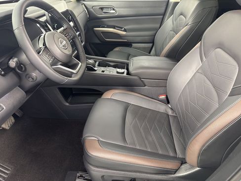 Used 2025 Nissan Pathfinder Platinum image 16