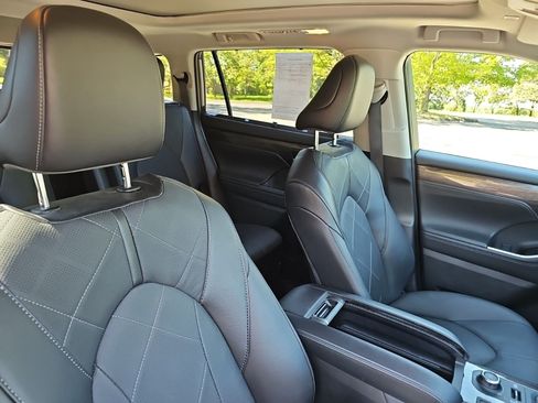 Used 2025 Toyota Highlander Platinum AWD/4WD image 12