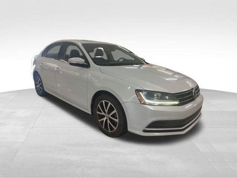 Used 2017 Volkswagen Jetta SE image 4