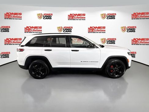 Used 2023 Jeep Grand Cherokee Altitude AWD/4WD image 17