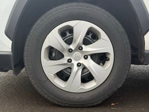 Used 2019 Toyota RAV4 LE image 9