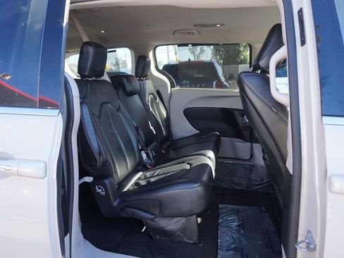 Used 2017 Chrysler Pacifica Touring-L Plus image 23