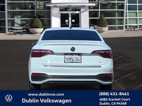 Certified 2023 Volkswagen Jetta SE w/ Panoramic Sunroof Package image 5