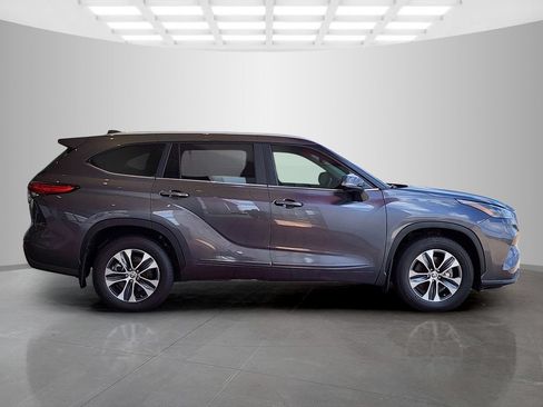 Used 2023 Toyota Highlander XLE AWD/4WD image 3