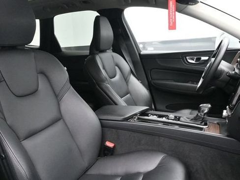 Used 2021 Volvo XC60 T6 Momentum AWD/4WD image 10