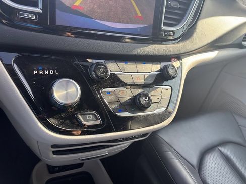 Used 2024 Chrysler Pacifica Touring-L FWD image 17