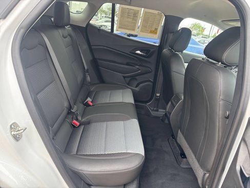 Used 2025 Chevrolet Trax LT w/ LT Convenience Package FWD image 24