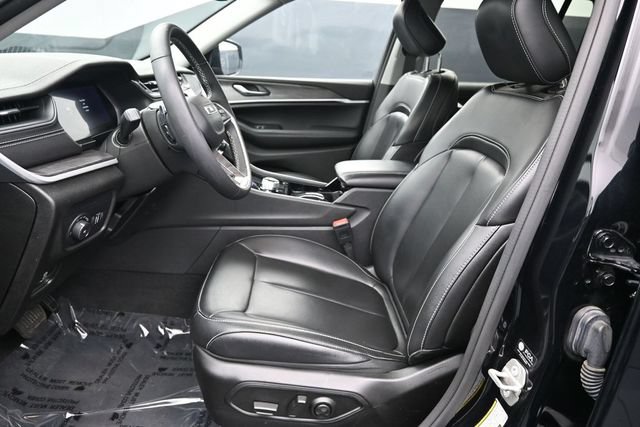 Used 2023 Jeep Grand Cherokee Limited w/ Black Appearance Package AWD/4WD image 13