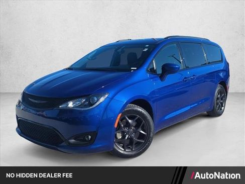 Used 2018 Chrysler Pacifica Touring-L FWD image 1