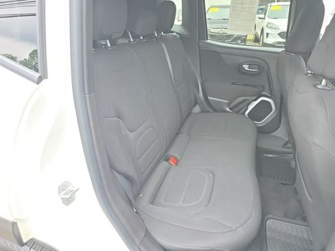Used 2019 Jeep Renegade Latitude FWD image 9