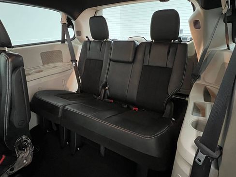 Used 2019 Dodge Grand Caravan SXT FWD image 10