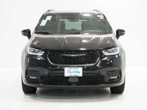 Used 2024 Chrysler Pacifica Limited w/ S Appearance Package image 3