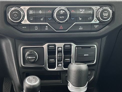 New 2025 Jeep Gladiator Sport image 27