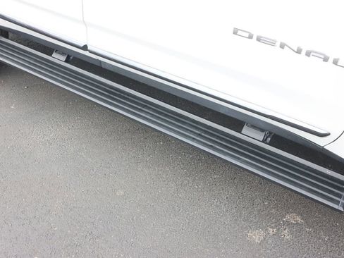 Certified 2023 GMC Yukon Denali Ultimate w/ LPO, Floor Liner Package AWD/4WD image 11