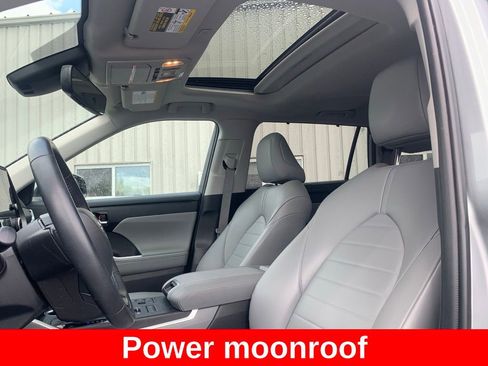 Used 2023 Toyota Highlander XLE AWD/4WD image 7