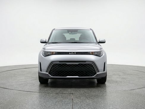 Used 2025 Kia Soul LX w/ LX Technology Package FWD image 2