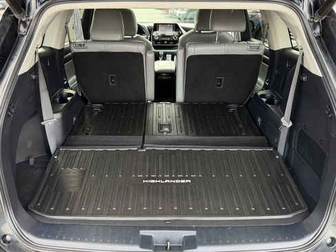 Used 2022 Toyota Highlander XLE AWD/4WD image 6