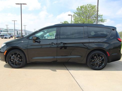 Used 2023 Chrysler Pacifica Touring-L w/ S Appearance Package image 15