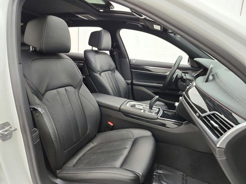 Used 2022 BMW 740i w/ M Sport Package RWD image 26