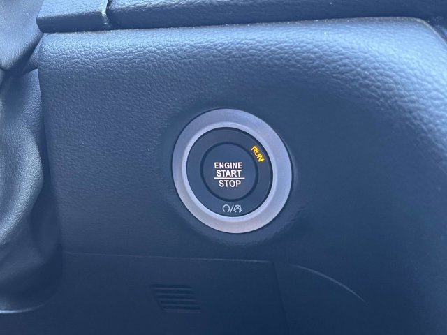 Used 2025 Chrysler Pacifica Limited FWD image 36