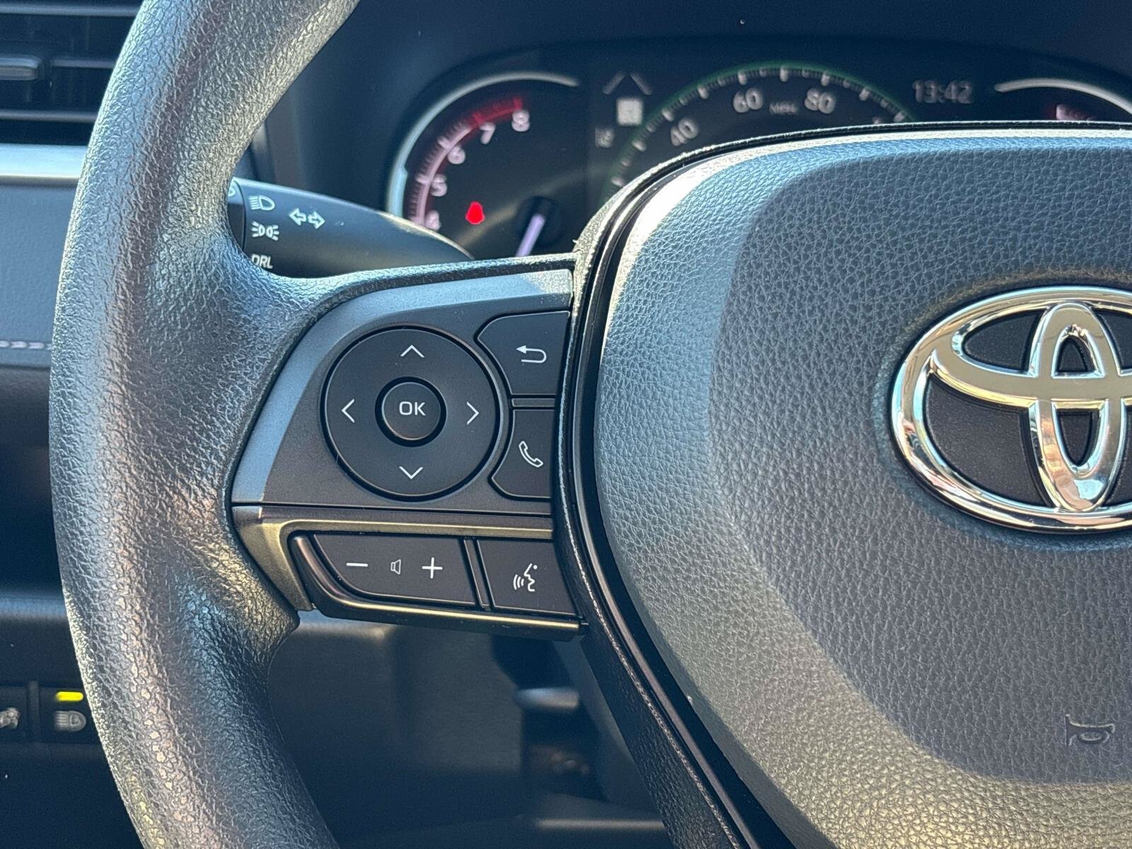 Used 2023 Toyota RAV4 LE AWD/4WD image 16