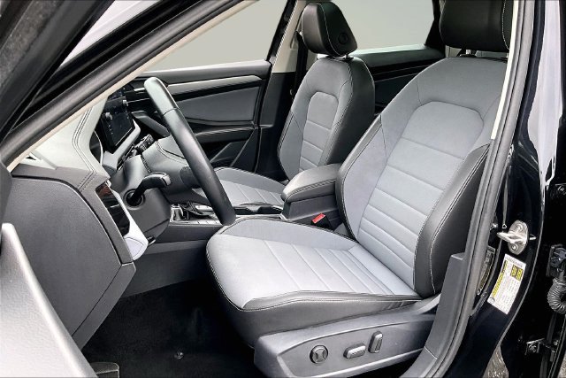 Used 2025 Volkswagen Jetta SE FWD image 20