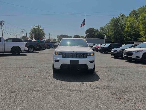 Used 2020 Jeep Grand Cherokee Altitude image 3