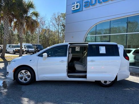 Used 2018 Chrysler Pacifica Touring Plus image 26