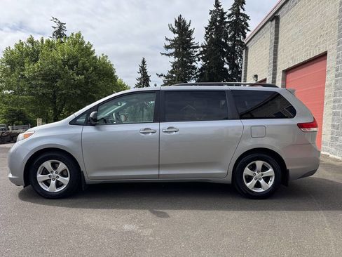 Used 2013 Toyota Sienna LE w/ Towing Pkg FWD image 5