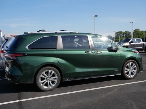 Certified 2021 Toyota Sienna Platinum FWD image 4