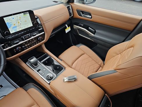 Used 2025 Nissan Pathfinder Platinum image 33