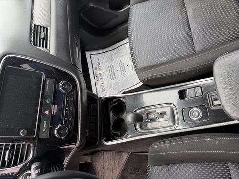Used 2018 Mitsubishi Outlander SE AWD/4WD image 16