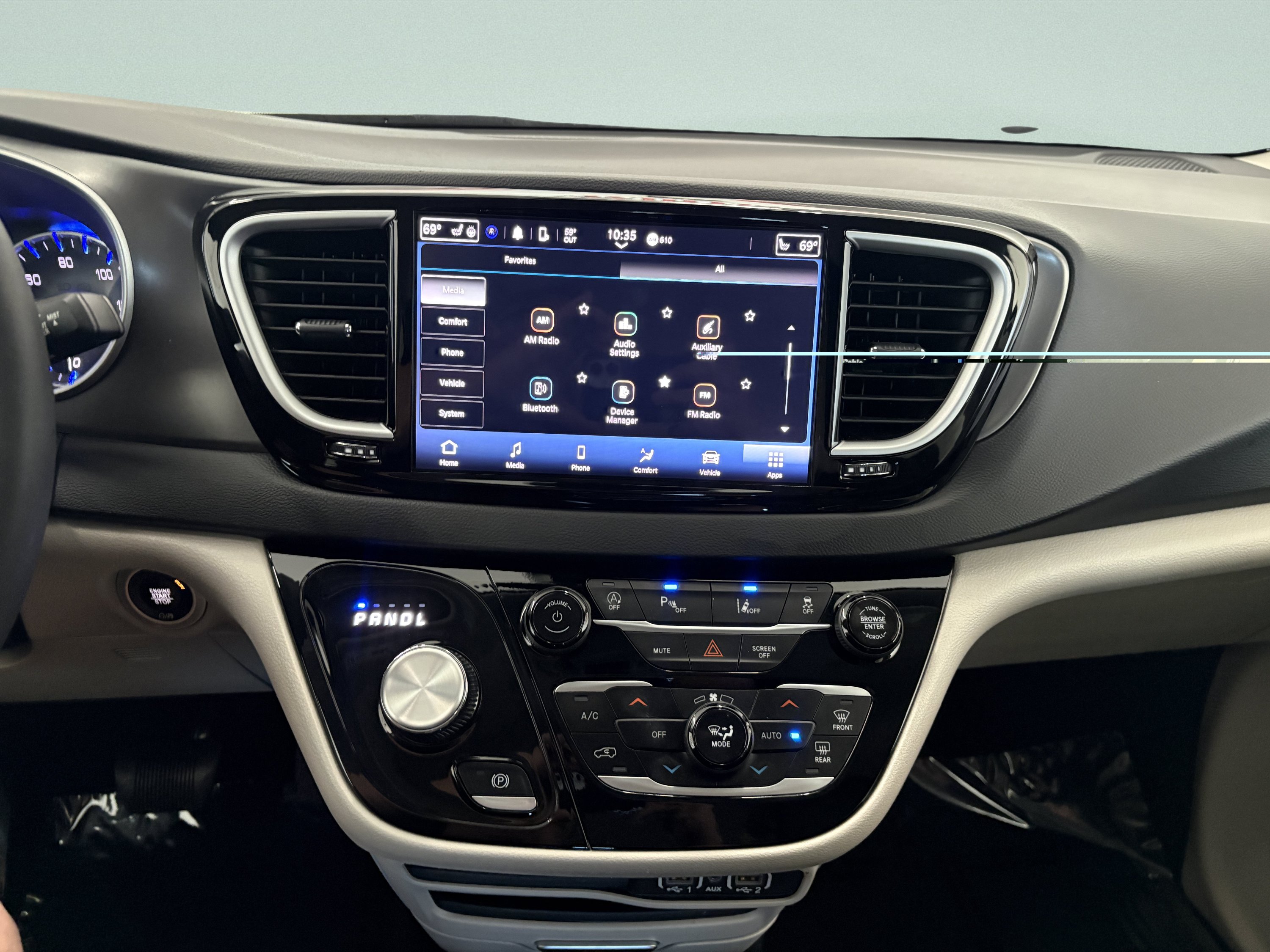 Used 2024 Chrysler Pacifica Touring-L FWD image 15
