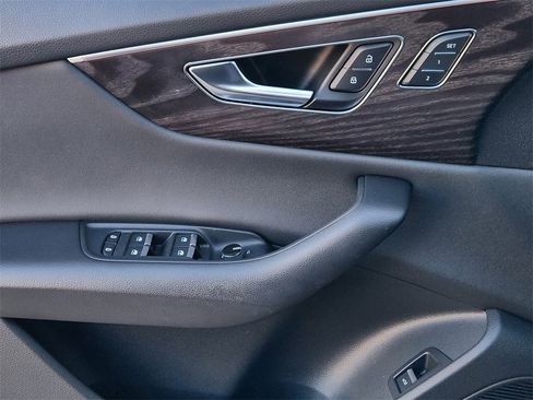 Used 2022 Audi Q8 Premium Plus image 23