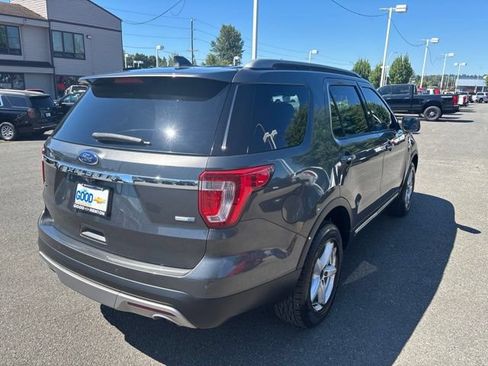 Used 2017 Ford Explorer XLT w/ Equipment Group 202A AWD/4WD image 5