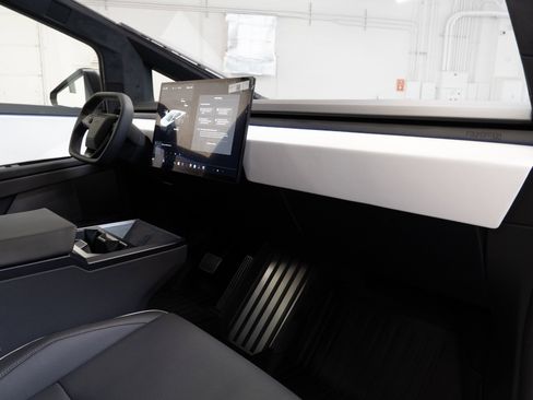 Used 2024 Tesla Cybertruck AWD Crew Cab image 26