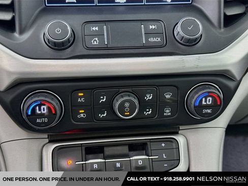 Used 2023 GMC Acadia SLT w/ Preferred Package FWD image 16