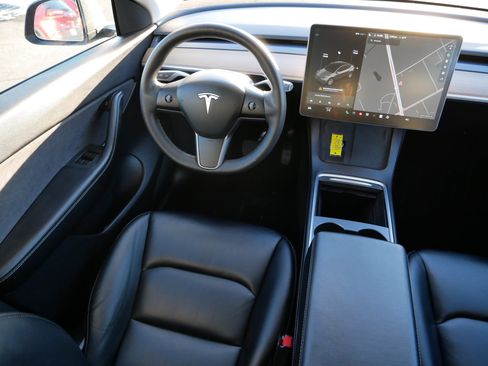 Used 2021 Tesla Model Y Long Range image 9