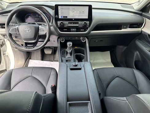Used 2024 Toyota Grand Highlander AWD image 19