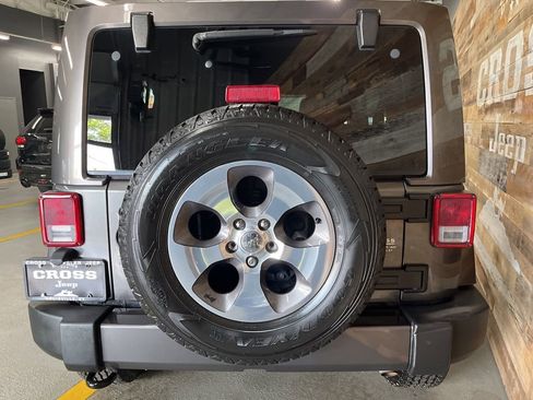 Used 2017 Jeep Wrangler Unlimited Sahara w/ Connectivity Group AWD/4WD image 39