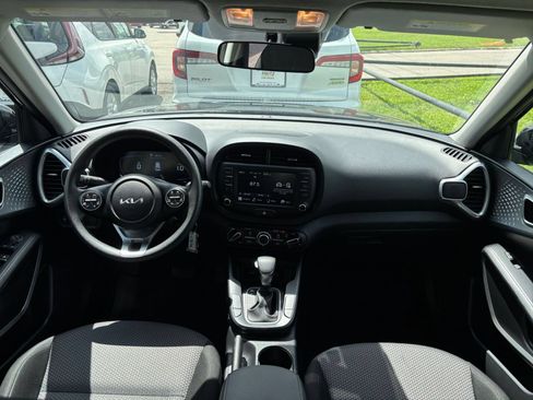 Used 2025 Kia Soul LX w/ LX Technology Package FWD image 30
