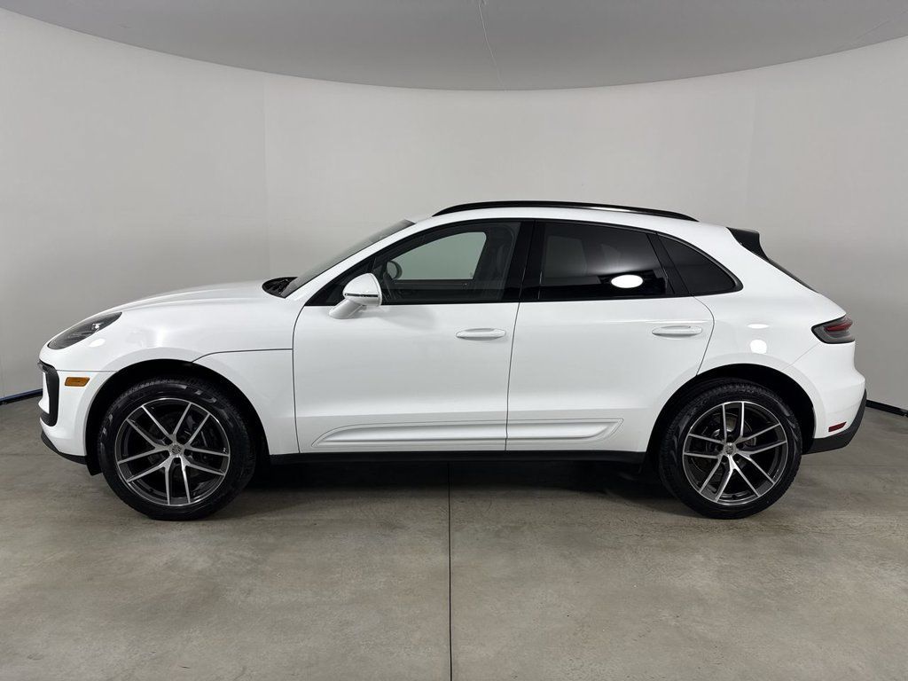 Certified 2025 Porsche Macan AWD/4WD image 2