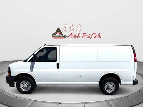 Used 2022 Chevrolet Express 2500 w/ Driver Convenience Package RWD image 4