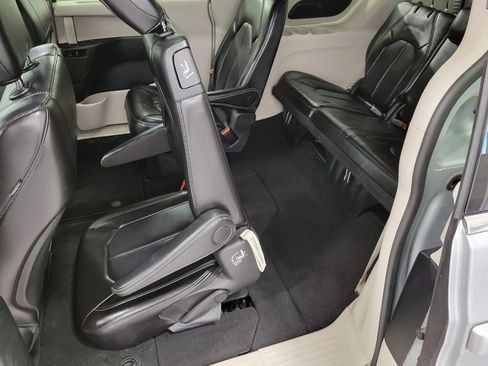 Used 2024 Chrysler Pacifica Touring-L image 24