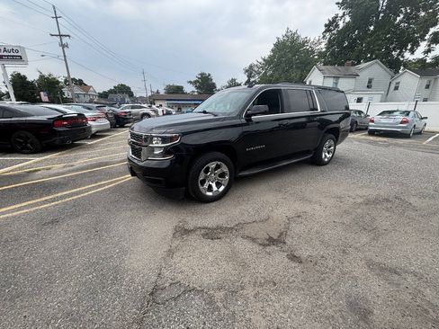 Used 2019 Chevrolet Suburban LT RWD image 5