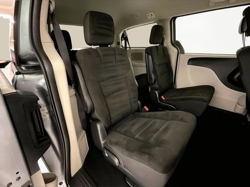 Used 2019 Dodge Grand Caravan SE w/ UConnect Hands-Free Group image 18