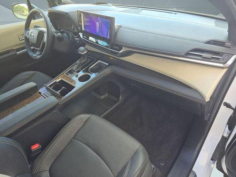 Used 2025 Toyota Sienna Platinum image 30