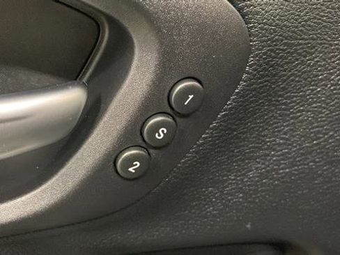 Used 2017 Jeep Cherokee Overland w/ Technology Group AWD/4WD image 27